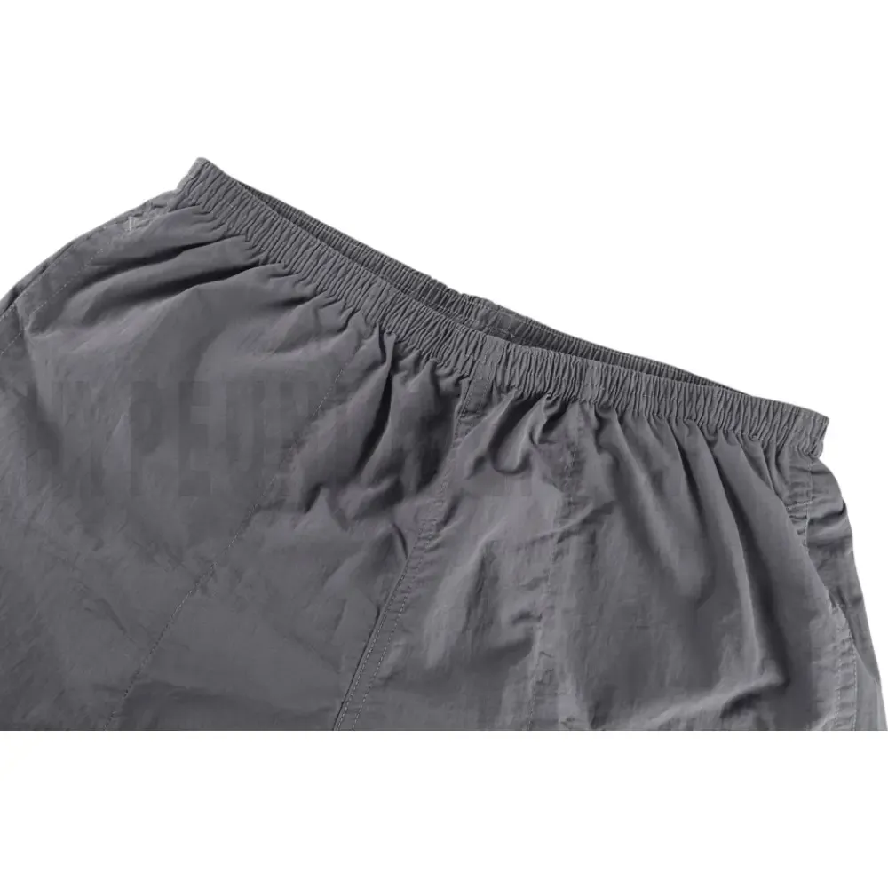Elastic waistband detail image of the pants