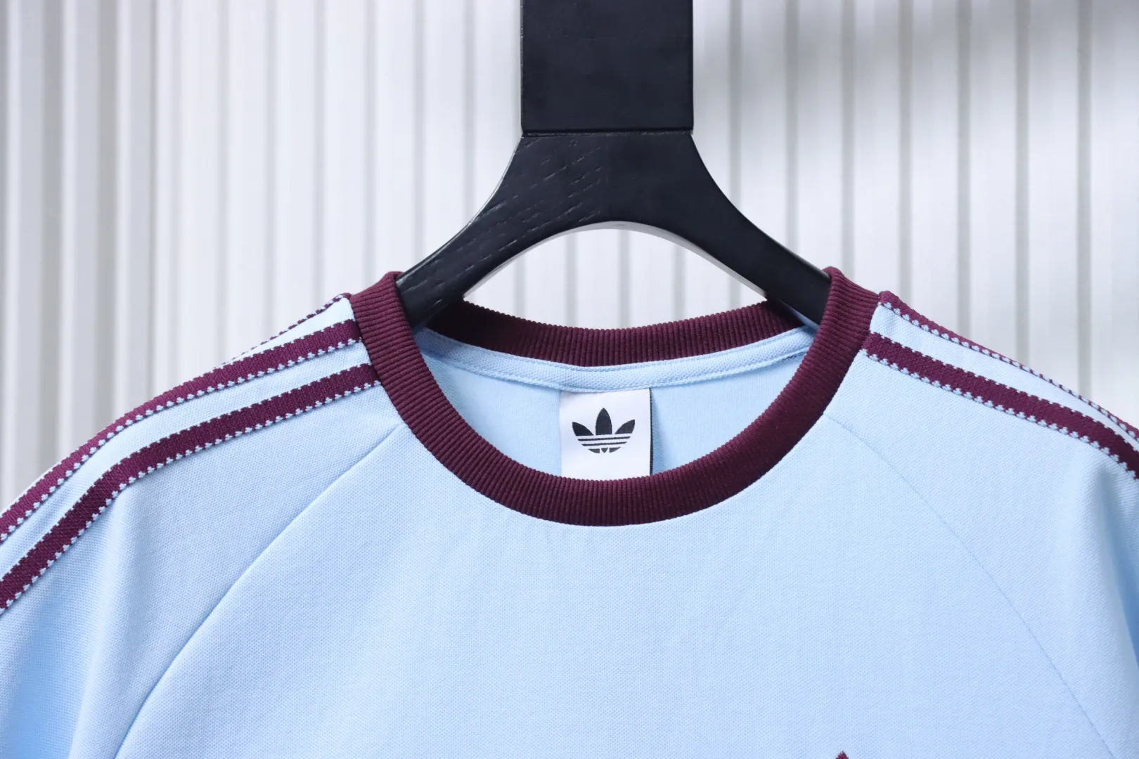 Neckline