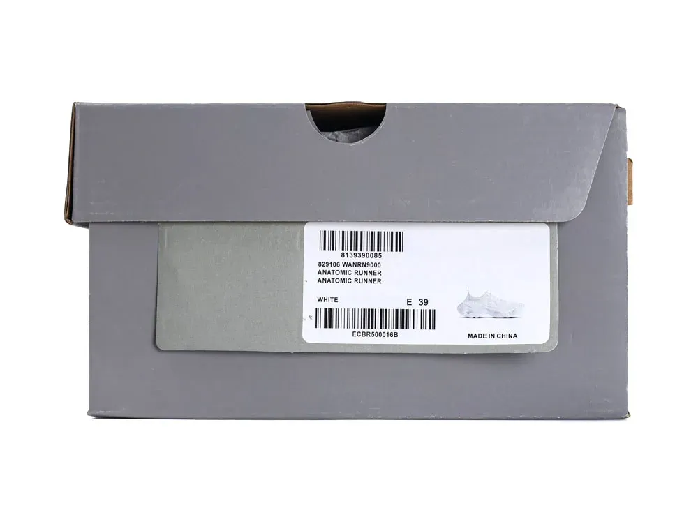 Gray shoe box labeled "Anatomic Runner," size 39, made in China.