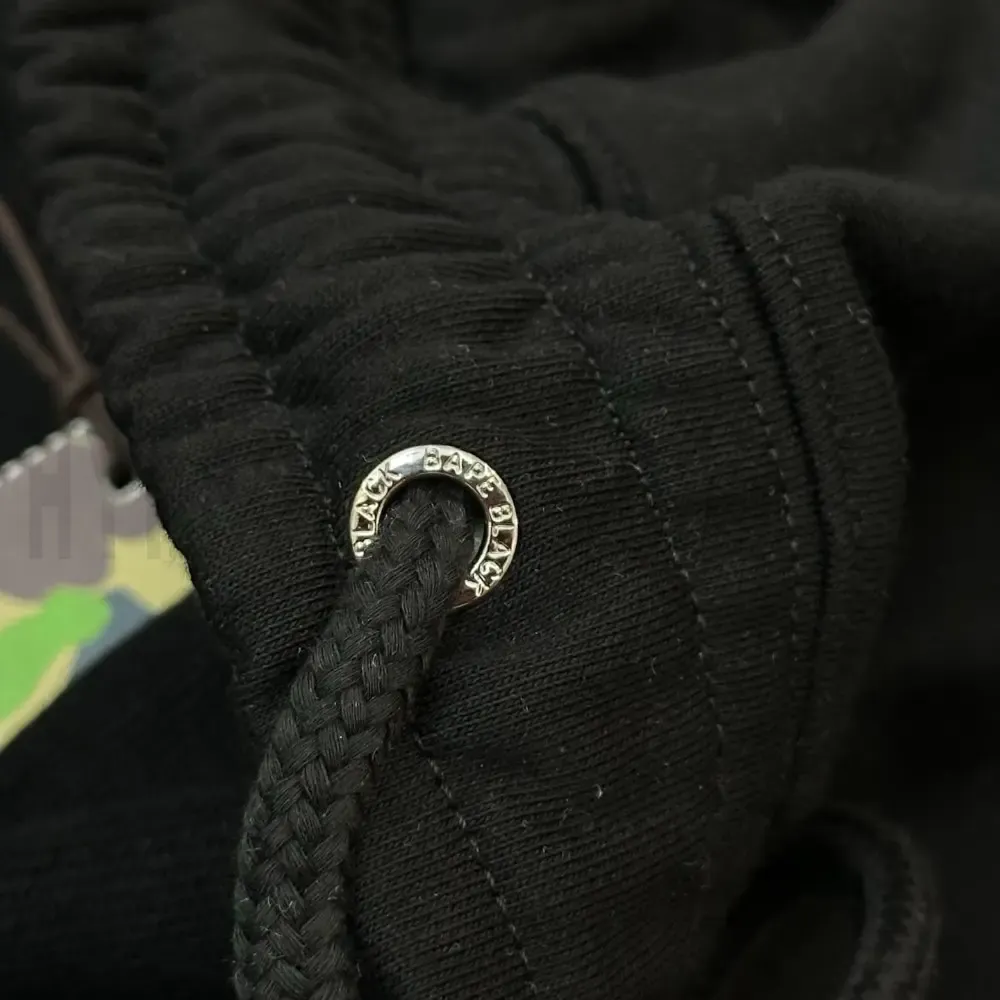Elastic waistband detail image of the pants
