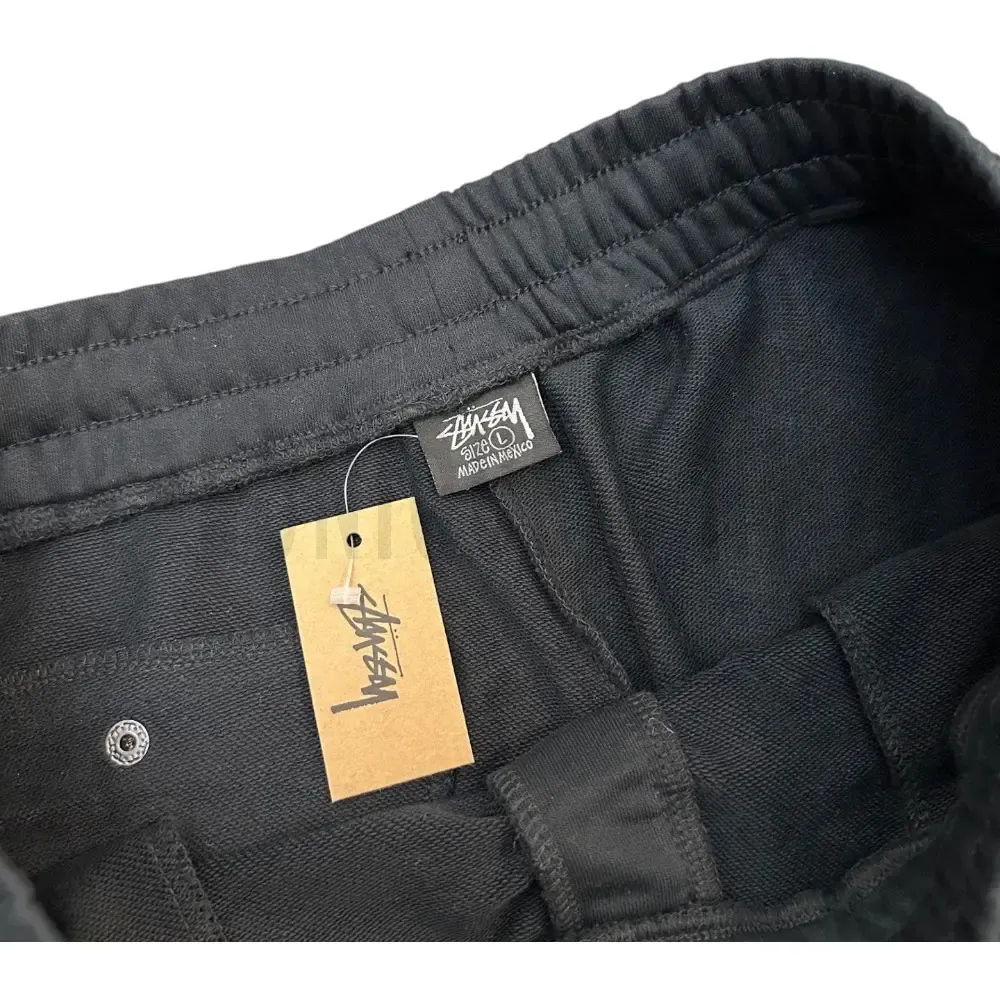 Elastic waistband detail image of the pants