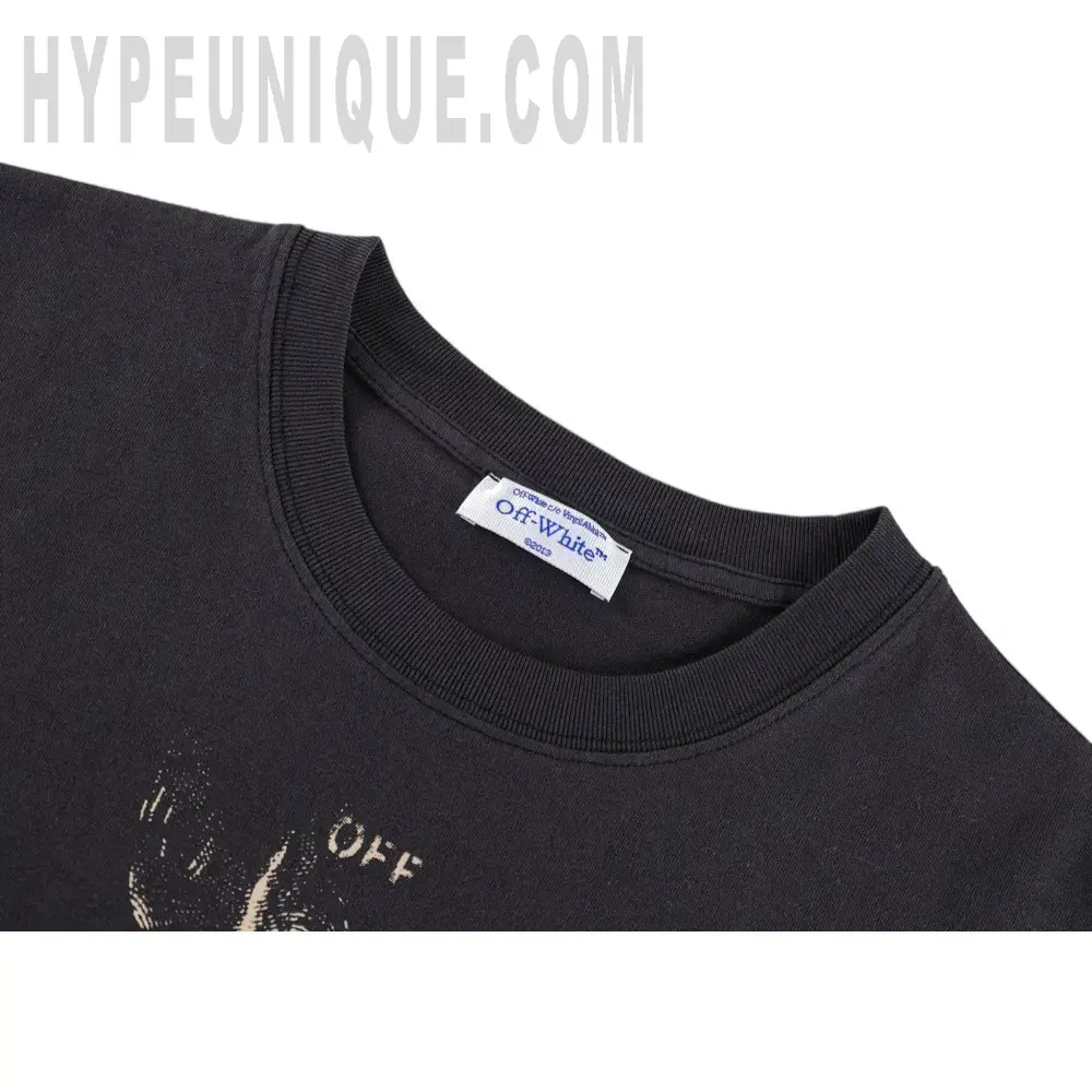 Close-up of the collar detail