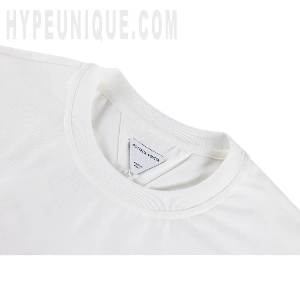 Close-up of the collar detail
