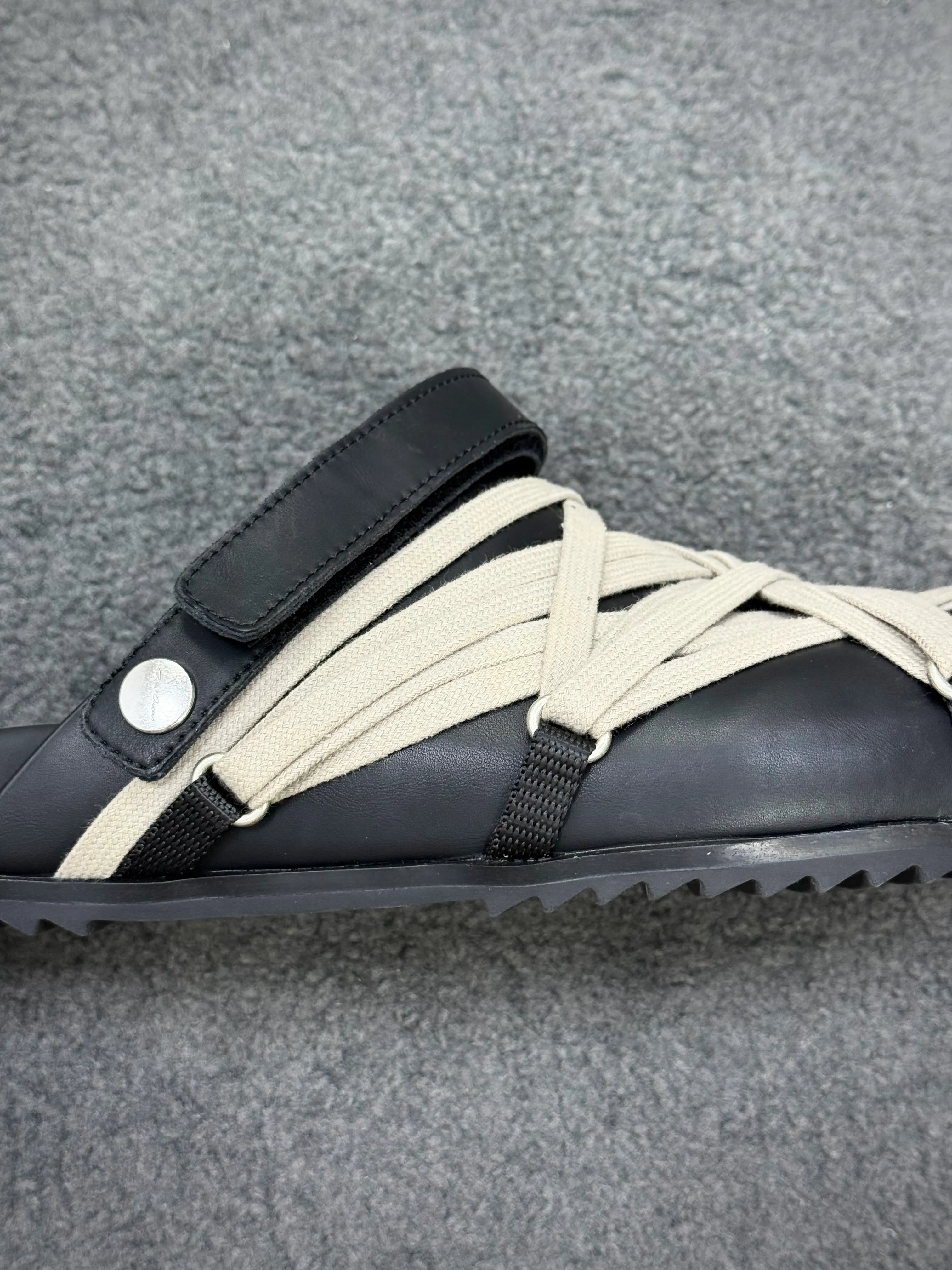 Side Logo and Strap Details