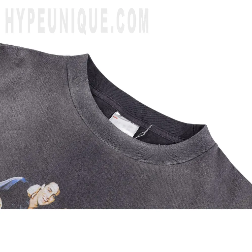 Close-up of the collar detail