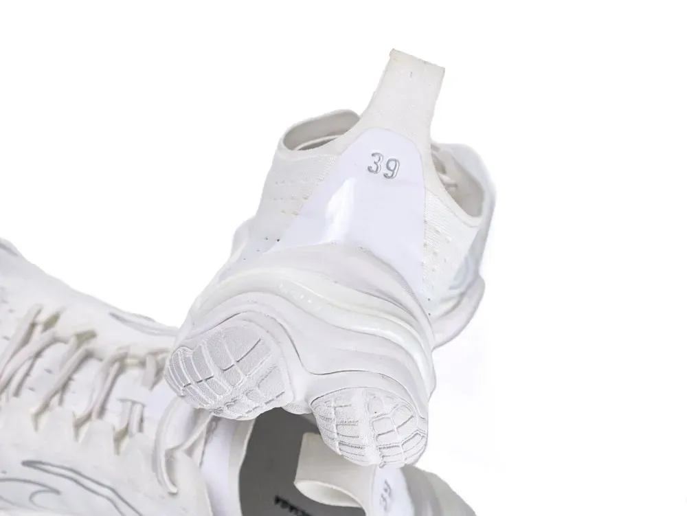 White sneaker heel with textured rubber sole and fabric upper, size 39 visible.