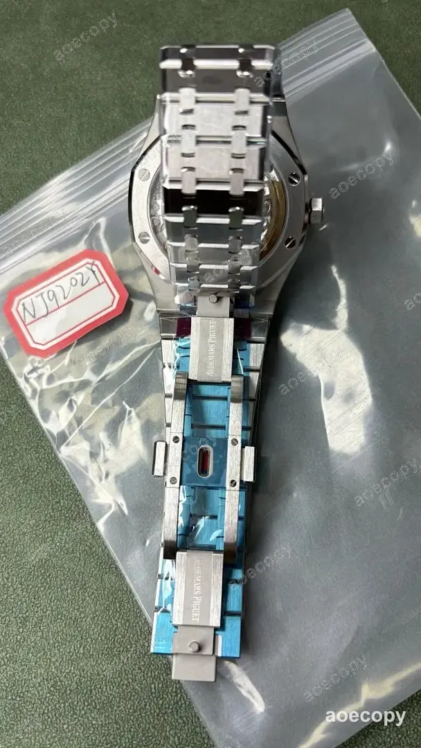 注目の新作 オーデマ・ピゲ ロイヤルオーク ブルー ウォッチ コピー NJ9202Y No.0022