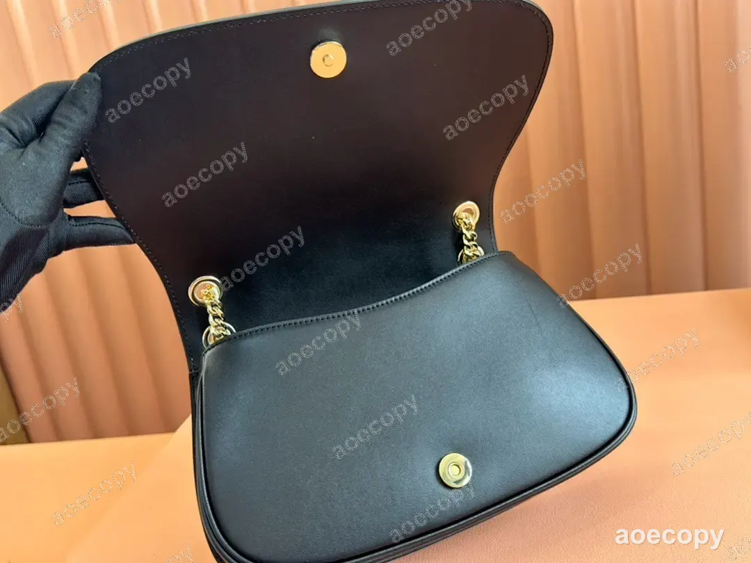 新作 グッチ ブロンディ ショルダーバッグ 偽物 815715 No.0215